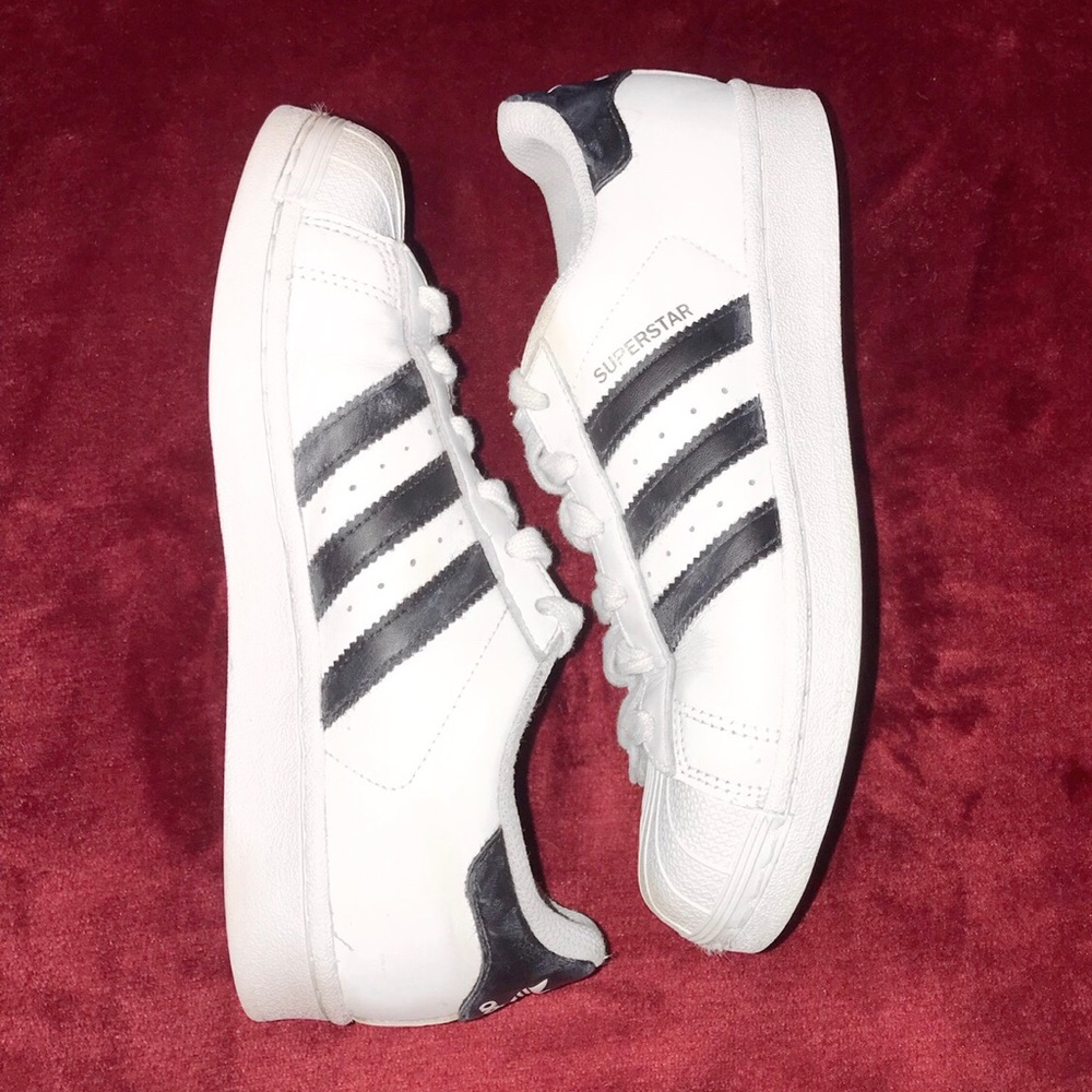 ADIDAS white superstar 🖤
